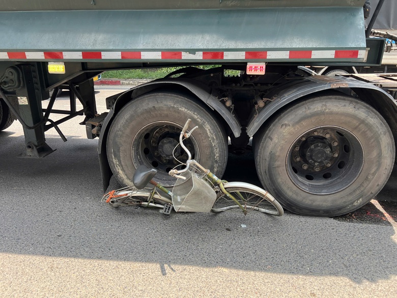 Xe ben va chạm xe đạp, người phụ nữ tử vong thương tâm- Ảnh 2. Xe ben va chạm xe đạp, người phụ nữ tử vong thương tâm- Ảnh 2.