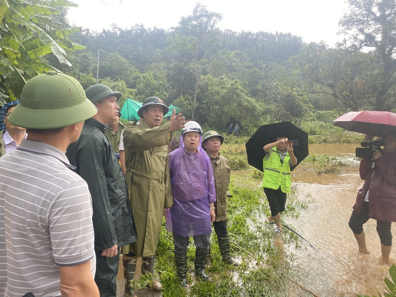 Lãnh đạo Cục Đường bộ chỉ đạo khắc phục sạt lở trên QL2 ở Hà Giang- Ảnh 2. Lãnh đạo Cục Đường bộ chỉ đạo khắc phục sạt lở trên QL2 ở Hà Giang- Ảnh 2.