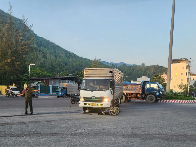 Bị xe tải tông phía sau, nam công nhân cầu đường tử vong tại chỗ- Ảnh 1. Bị xe tải tông phía sau, nam công nhân cầu đường tử vong tại chỗ- Ảnh 1.