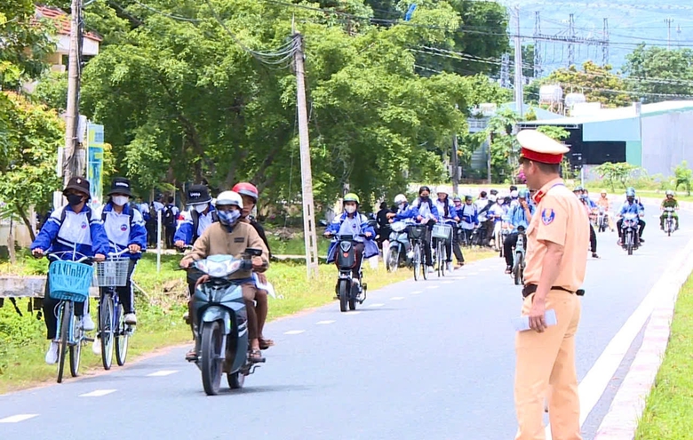 Gia Lai: Nhiều giải ph&aacute;p đảm bảo ATGT đầu năm học mới- Ảnh 2.