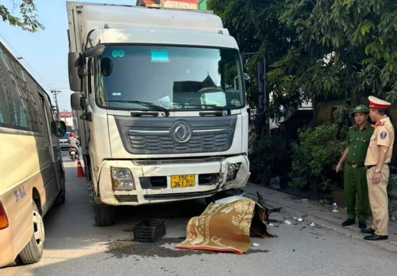 Xe m&aacute;y va chạm xe tải, người đ&agrave;n &ocirc;ng tử vong thương t&acirc;m- Ảnh 1.