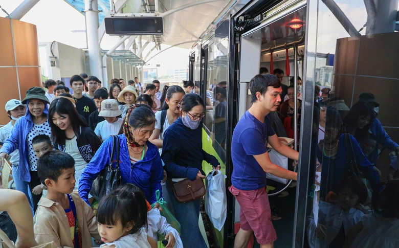 Xe bu&yacute;t, metro H&agrave; Nội vận chuyển cả triệu kh&aacute;ch dịp nghỉ lễ 2/9- Ảnh 1.