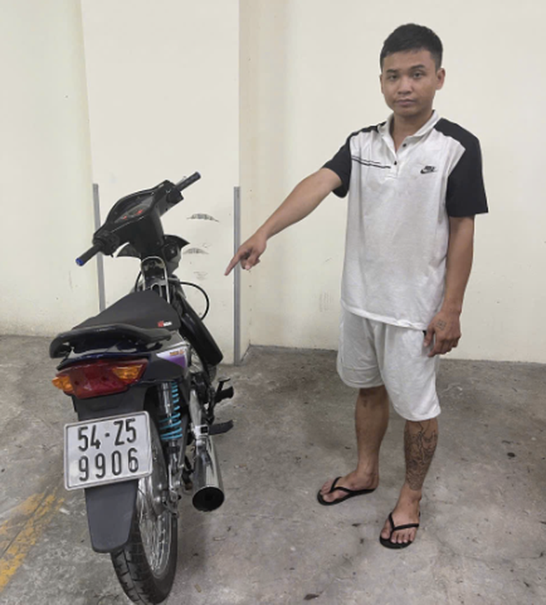 Cướp giật t&agrave;i sản, nh&oacute;m đối tượng bị khởi tố 4 tội danh- Ảnh 2.