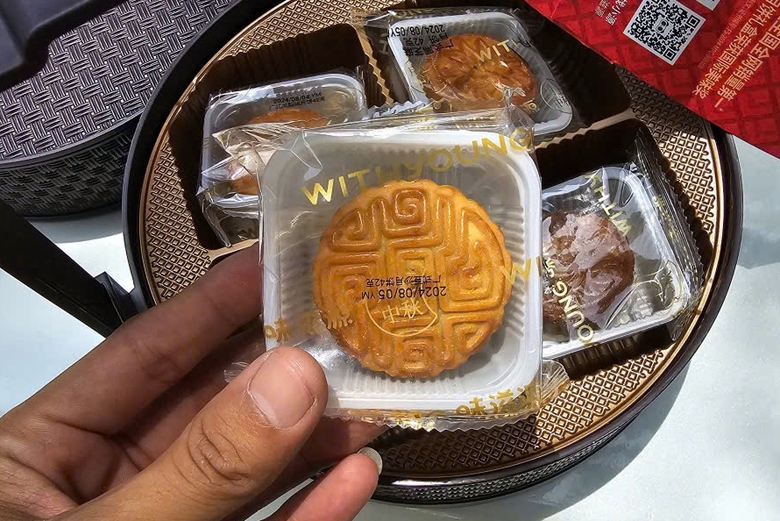 CSGT chặn xe chở 1.600 b&aacute;nh trung thu lậu tuồn về H&agrave; Nội- Ảnh 2.