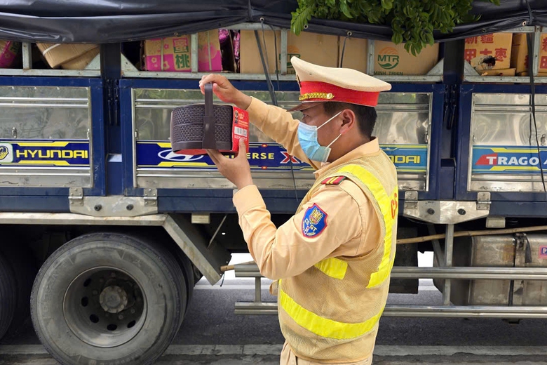 CSGT chặn xe chở 1.600 b&aacute;nh trung thu lậu tuồn về H&agrave; Nội- Ảnh 1.