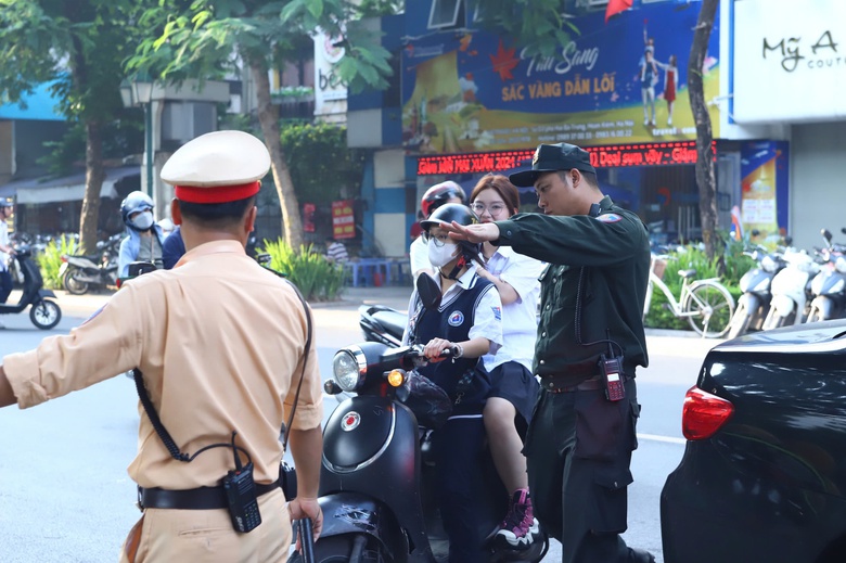 CSGT H&agrave; Nội căng m&igrave;nh điều tiết, giao th&ocirc;ng nhiều cổng trường th&ocirc;ng tho&aacute;ng ng&agrave;y khai giảng- Ảnh 10.