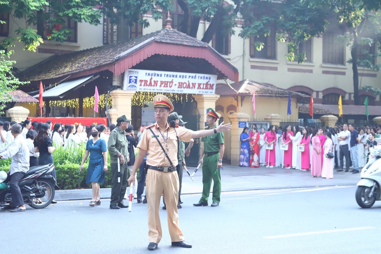 CSGT H&agrave; Nội căng m&igrave;nh điều tiết, giao th&ocirc;ng nhiều cổng trường th&ocirc;ng tho&aacute;ng ng&agrave;y khai giảng- Ảnh 3.