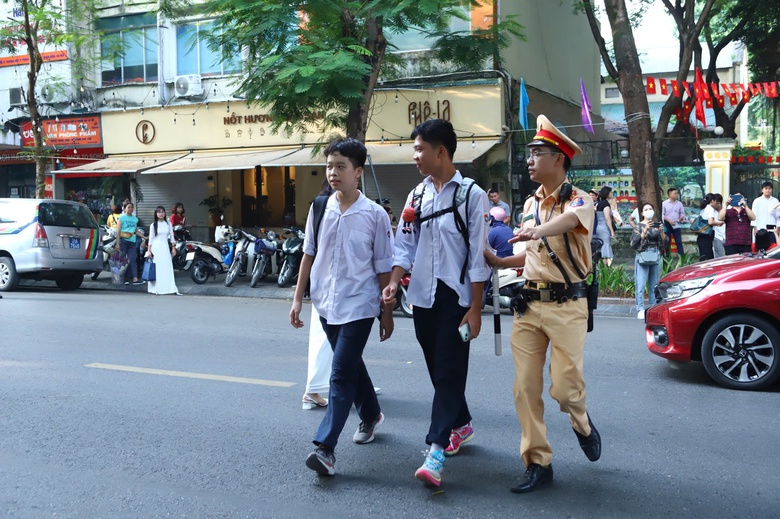 CSGT H&agrave; Nội căng m&igrave;nh điều tiết, giao th&ocirc;ng nhiều cổng trường th&ocirc;ng tho&aacute;ng ng&agrave;y khai giảng- Ảnh 4.