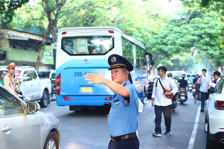 CSGT H&agrave; Nội căng m&igrave;nh điều tiết, giao th&ocirc;ng nhiều cổng trường th&ocirc;ng tho&aacute;ng ng&agrave;y khai giảng- Ảnh 5.