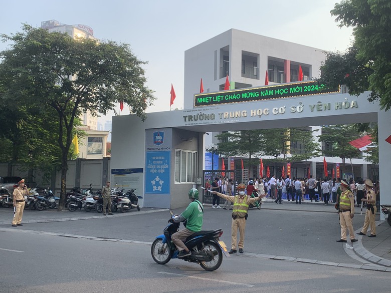 CSGT H&agrave; Nội căng m&igrave;nh điều tiết, giao th&ocirc;ng nhiều cổng trường th&ocirc;ng tho&aacute;ng ng&agrave;y khai giảng- Ảnh 7.