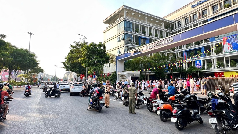 CSGT H&agrave; Nội căng m&igrave;nh điều tiết, giao th&ocirc;ng nhiều cổng trường th&ocirc;ng tho&aacute;ng ng&agrave;y khai giảng- Ảnh 9.