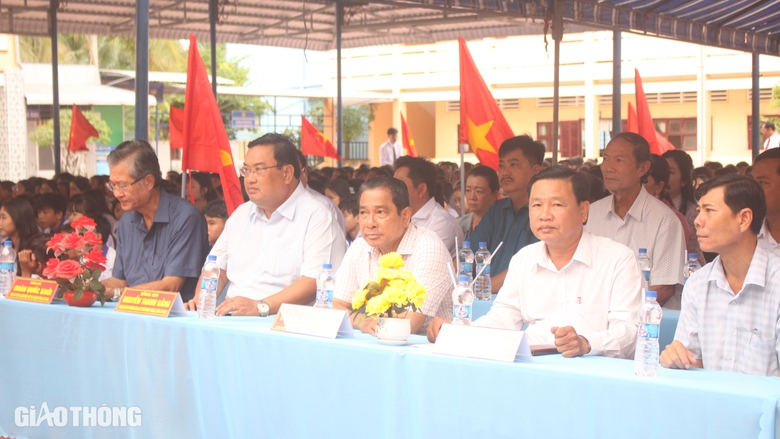 B&aacute;o Giao th&ocirc;ng trao học bổng cho học sinh kh&oacute; khăn ở C&agrave; Mau- Ảnh 2.