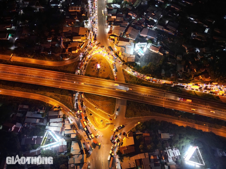 Sửa cầu Long Thành, tài xế vật vã vượt các điểm tắc trên quốc lộ 51- Ảnh 1. Sửa cầu Long Thành, tài xế vật vã vượt các điểm tắc trên quốc lộ 51- Ảnh 1.