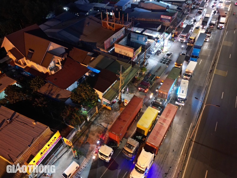 Sửa cầu Long Thành, tài xế vật vã vượt các điểm tắc trên quốc lộ 51- Ảnh 3. Sửa cầu Long Thành, tài xế vật vã vượt các điểm tắc trên quốc lộ 51- Ảnh 3.