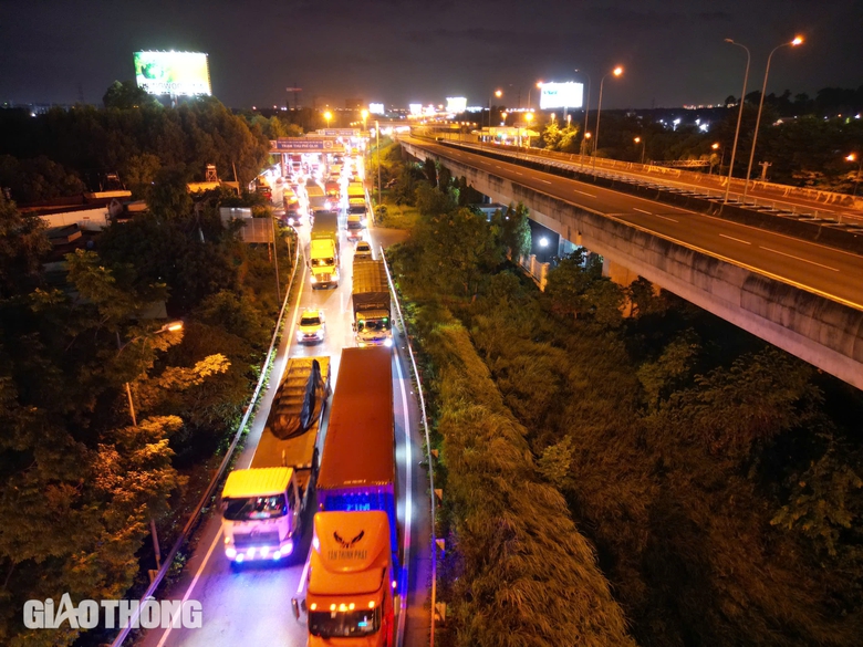 Sửa cầu Long Thành, tài xế vật vã vượt các điểm tắc trên quốc lộ 51- Ảnh 6. Sửa cầu Long Thành, tài xế vật vã vượt các điểm tắc trên quốc lộ 51- Ảnh 6.