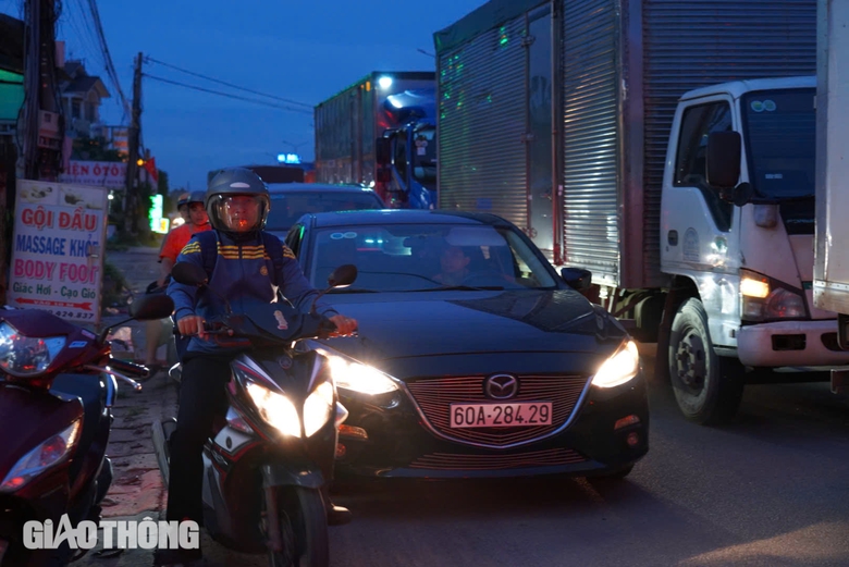 Sửa cầu Long Thành, tài xế vật vã vượt các điểm tắc trên quốc lộ 51- Ảnh 7. Sửa cầu Long Thành, tài xế vật vã vượt các điểm tắc trên quốc lộ 51- Ảnh 7.