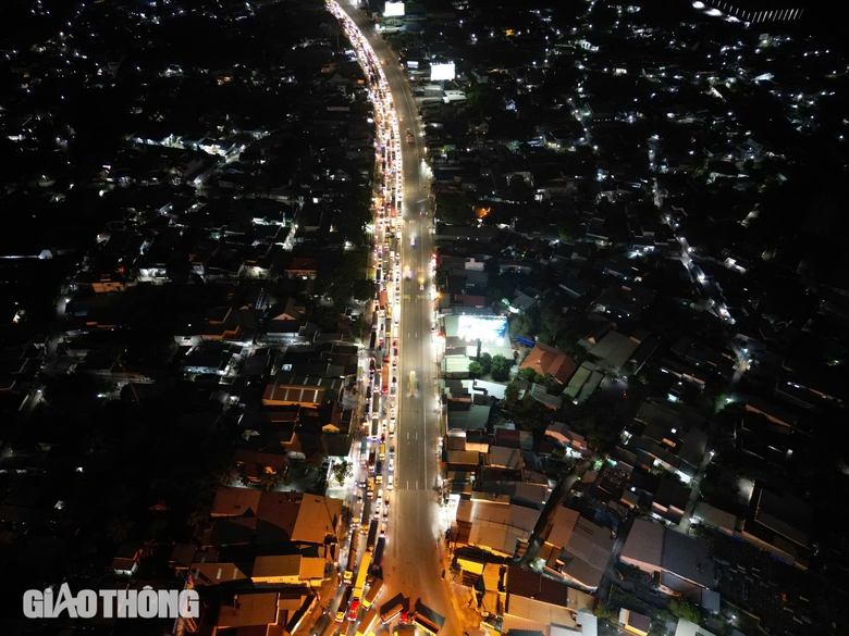 Sửa cầu Long Thành, tài xế vật vã vượt các điểm tắc trên quốc lộ 51- Ảnh 10. Sửa cầu Long Thành, tài xế vật vã vượt các điểm tắc trên quốc lộ 51- Ảnh 10.