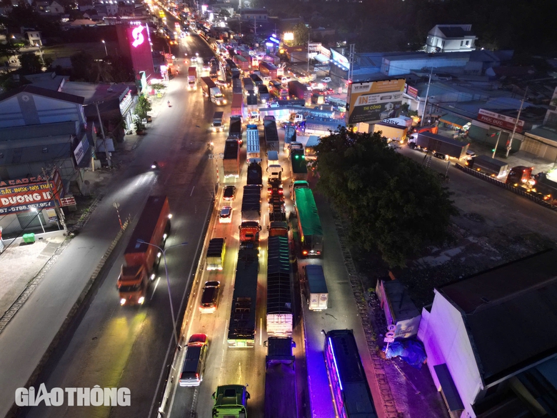 Sửa cầu Long Thành, tài xế vật vã vượt các điểm tắc trên quốc lộ 51- Ảnh 11. Sửa cầu Long Thành, tài xế vật vã vượt các điểm tắc trên quốc lộ 51- Ảnh 11.
