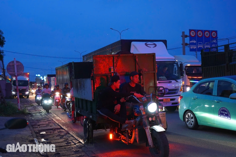 Sửa cầu Long Thành, tài xế vật vã vượt các điểm tắc trên quốc lộ 51- Ảnh 9. Sửa cầu Long Thành, tài xế vật vã vượt các điểm tắc trên quốc lộ 51- Ảnh 9.