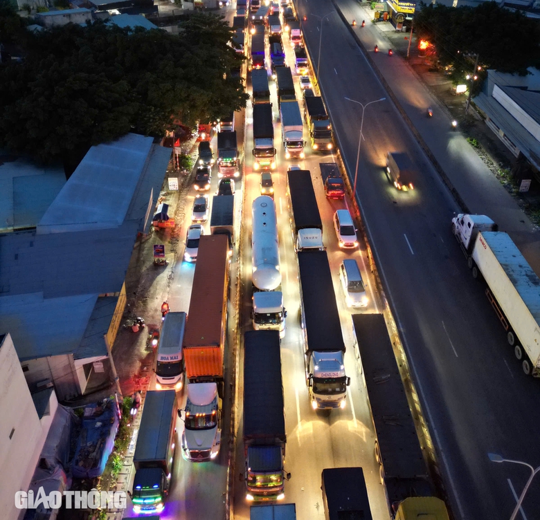 Sửa cầu Long Thành, tài xế vật vã vượt các điểm tắc trên quốc lộ 51- Ảnh 2. Sửa cầu Long Thành, tài xế vật vã vượt các điểm tắc trên quốc lộ 51- Ảnh 2.