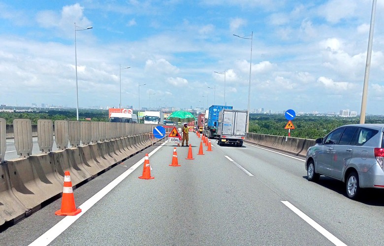 Sửa cầu Long Th&agrave;nh: &Ocirc; t&ocirc; xếp h&agrave;ng d&agrave;i, t&agrave;i xế cần t&igrave;m hiểu để lựa chọn lộ tr&igrave;nh ph&ugrave; hợp- Ảnh 1.