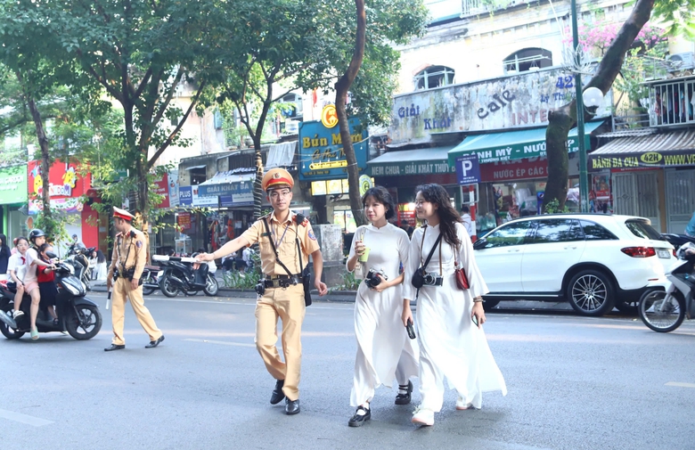 CSGT H&agrave; Nội căng m&igrave;nh điều tiết, giao th&ocirc;ng nhiều cổng trường th&ocirc;ng tho&aacute;ng ng&agrave;y khai giảng- Ảnh 6.