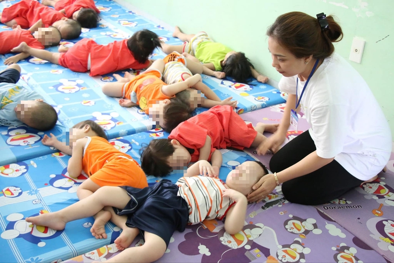 Năm bảo mẫu c&oacute; h&agrave;nh vi h&agrave;nh hạ trẻ ở M&aacute;i ấm Hoa Hồng- Ảnh 2.