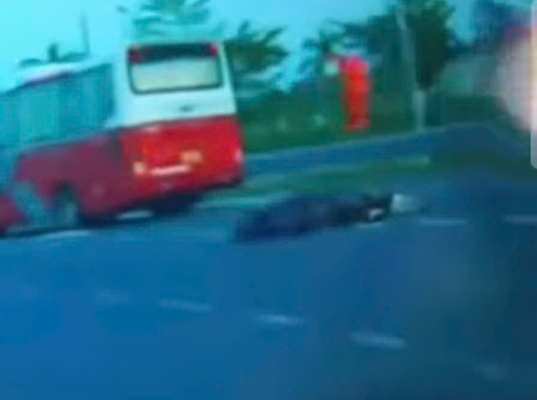 Ô tô chở khách du lịch va chạm xe máy, một phụ nữ tử vong tại chỗ- Ảnh 1. Ô tô chở khách du lịch va chạm xe máy, một phụ nữ tử vong tại chỗ- Ảnh 1.