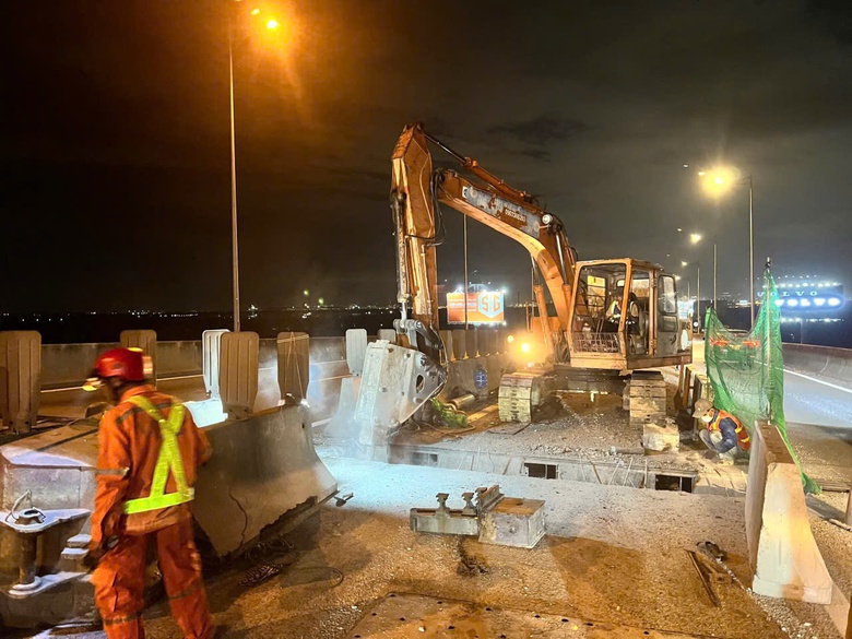 Xuy&ecirc;n đ&ecirc;m sửa chữa khe co gi&atilde;n cầu Long Th&agrave;nh- Ảnh 2.