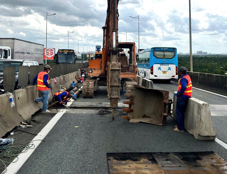 Xuy&ecirc;n đ&ecirc;m sửa chữa khe co gi&atilde;n cầu Long Th&agrave;nh- Ảnh 3.