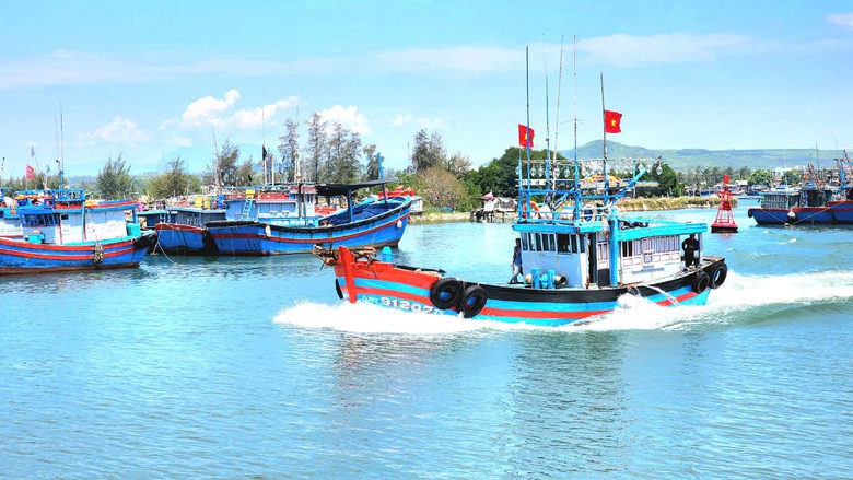 B&atilde;o số 3 &aacute;p s&aacute;t, đội t&agrave;u 700 chiếc c&ugrave;ng 6.000 ngư d&acirc;n Quảng Ng&atilde;i vẫn l&ecirc;nh đ&ecirc;nh tr&ecirc;n biển- Ảnh 1.