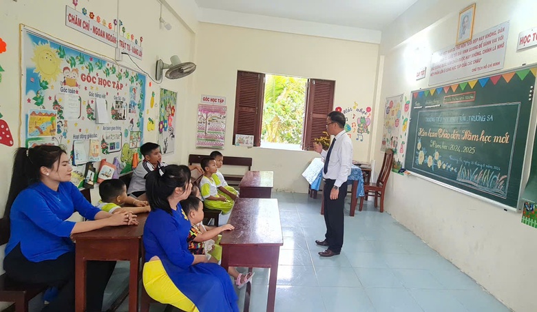 Rộn r&agrave;ng tiếng trống khai giảng năm học mới tr&ecirc;n huyện đảo Trường Sa- Ảnh 3.