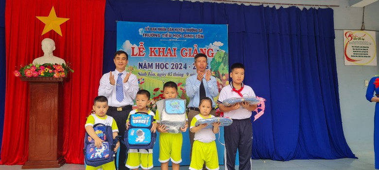 Rộn r&agrave;ng tiếng trống khai giảng năm học mới tr&ecirc;n huyện đảo Trường Sa- Ảnh 5.