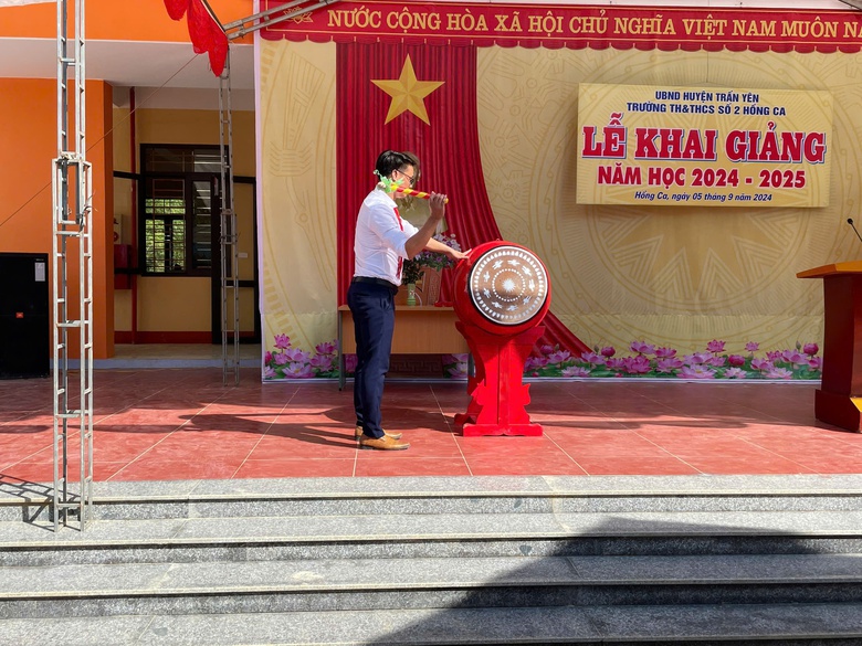 Học sinh v&ugrave;ng lũ T&acirc;y Bắc n&ocirc; nức ch&agrave;o đ&oacute;n năm học mới- Ảnh 8.