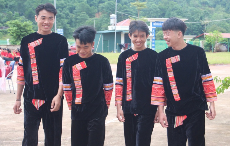 Học sinh v&ugrave;ng lũ T&acirc;y Bắc n&ocirc; nức ch&agrave;o đ&oacute;n năm học mới- Ảnh 1.