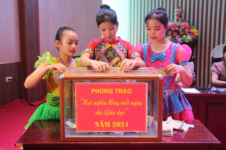 Học sinh v&ugrave;ng lũ T&acirc;y Bắc n&ocirc; nức ch&agrave;o đ&oacute;n năm học mới- Ảnh 2.