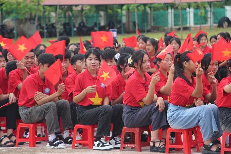 Học sinh v&ugrave;ng lũ T&acirc;y Bắc n&ocirc; nức ch&agrave;o đ&oacute;n năm học mới- Ảnh 3.
