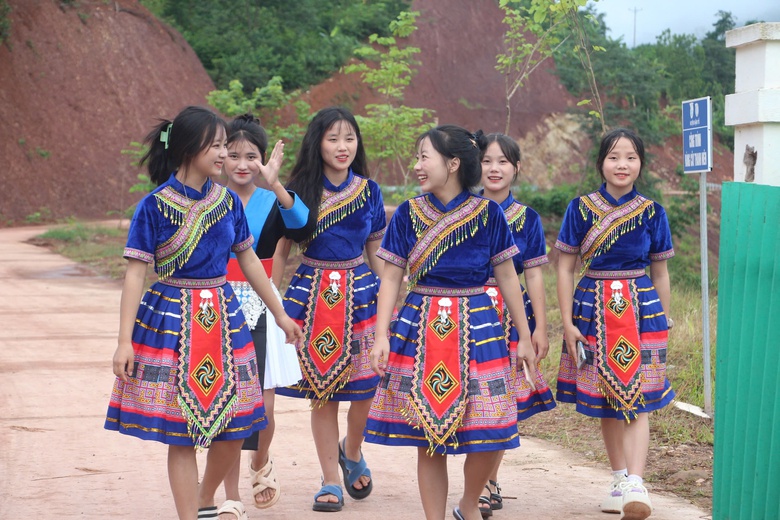 Học sinh v&ugrave;ng lũ T&acirc;y Bắc n&ocirc; nức ch&agrave;o đ&oacute;n năm học mới- Ảnh 4.