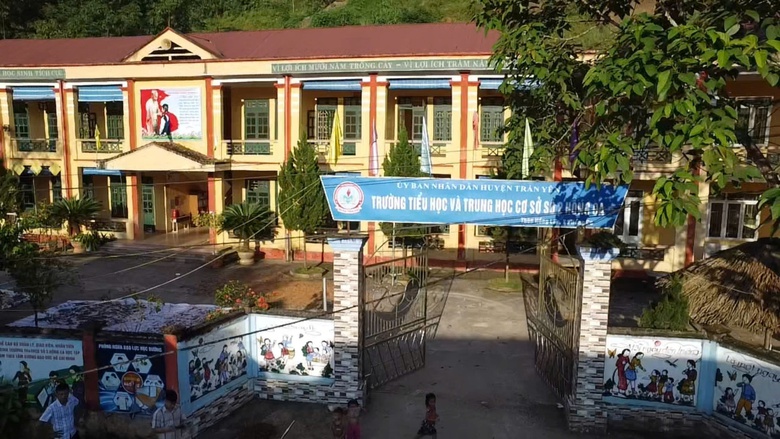 Học sinh v&ugrave;ng lũ T&acirc;y Bắc n&ocirc; nức ch&agrave;o đ&oacute;n năm học mới- Ảnh 5.