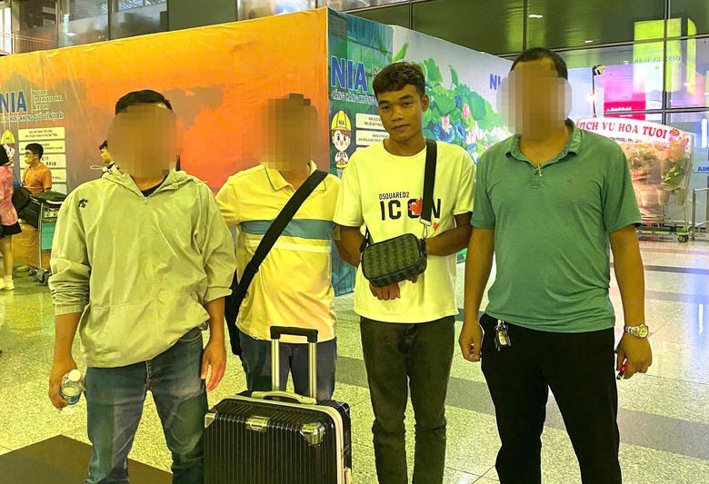 Đối tượng trốn truy n&atilde; bị bắt giữ tại s&acirc;n bay Nội B&agrave;i- Ảnh 1.