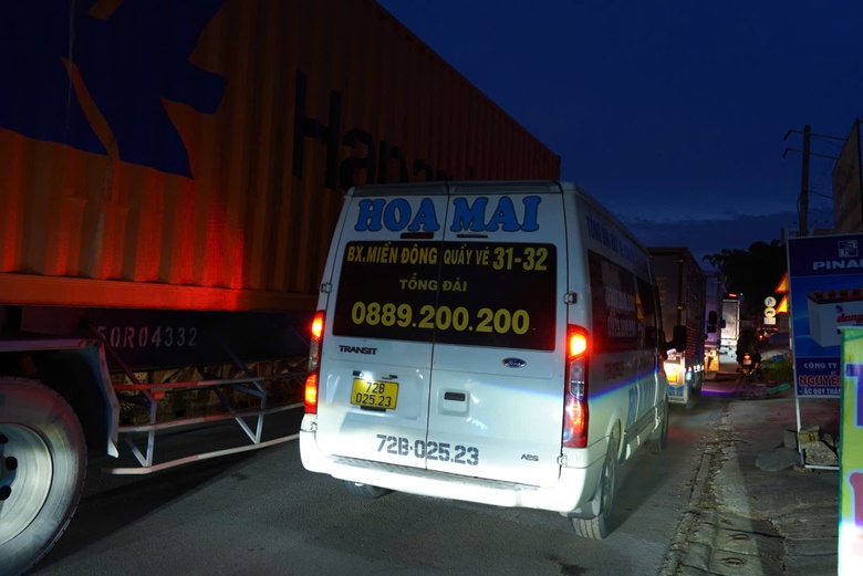 Sửa cầu Long Thành, tài xế vật vã vượt các điểm tắc trên quốc lộ 51- Ảnh 8. Sửa cầu Long Thành, tài xế vật vã vượt các điểm tắc trên quốc lộ 51- Ảnh 8.