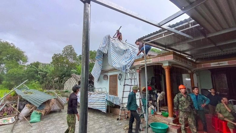Lốc xo&aacute;y quật hỏng nh&agrave; d&acirc;n, c&acirc;y cối đổ ngổn ngang ở H&agrave; Tĩnh- Ảnh 1.