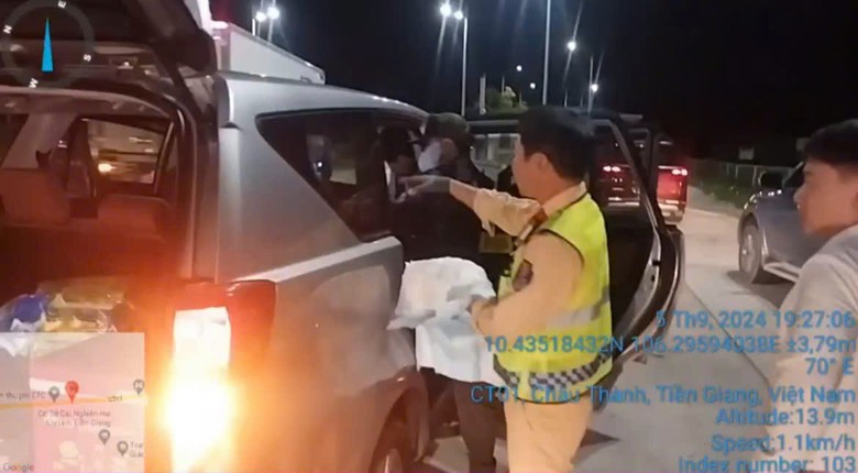 Cảnh s&aacute;t giao th&ocirc;ng h&oacute;a "b&agrave; đỡ" gi&uacute;p sản phụ sinh đ&ocirc;i khi &ocirc; t&ocirc; đang tr&ecirc;n cao tốc- Ảnh 1.
