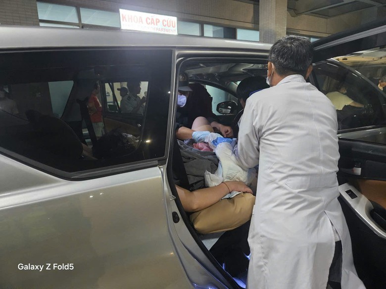 Cảnh s&aacute;t giao th&ocirc;ng h&oacute;a "b&agrave; đỡ" gi&uacute;p sản phụ sinh đ&ocirc;i khi &ocirc; t&ocirc; đang tr&ecirc;n cao tốc- Ảnh 2.