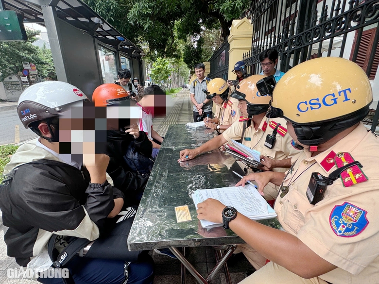 Nam sinh kh&oacute;c nghẹn khi bị giữ xe m&aacute;y v&agrave; quyết định ấm &aacute;p của CSGT- Ảnh 1.