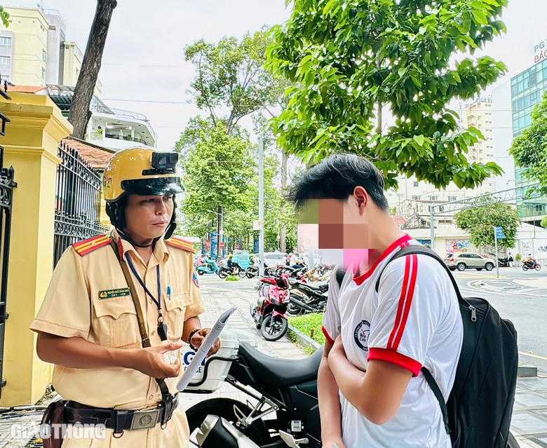 Nam sinh kh&oacute;c nghẹn khi bị giữ xe m&aacute;y v&agrave; quyết định ấm &aacute;p của CSGT- Ảnh 3.