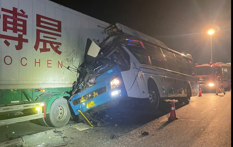 &Ocirc; t&ocirc; kh&aacute;ch gặp tai nạn tr&ecirc;n cao tốc Mai Sơn - QL45, 7 người bị thương- Ảnh 1.