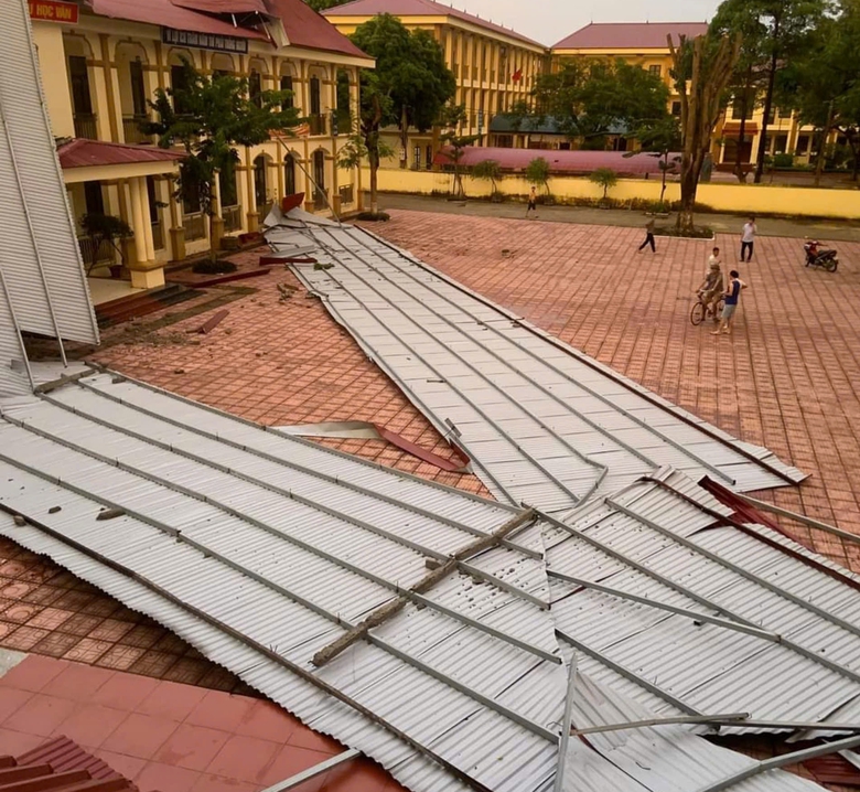 Mưa gi&ocirc;ng tại Vĩnh Ph&uacute;c l&agrave;m đổ c&acirc;y tại nhiều tuyến đường, tốc m&aacute;i trường học- Ảnh 1.