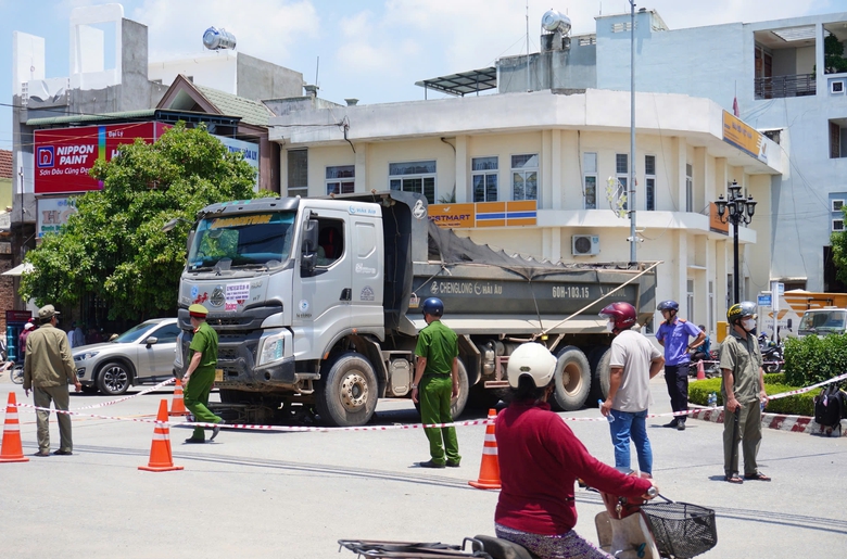 Kỹ năng v&agrave;o v&ograve;ng xuyến tr&aacute;nh xảy ra tai nạn d&agrave;nh cho người đi xe m&aacute;y- Ảnh 1.