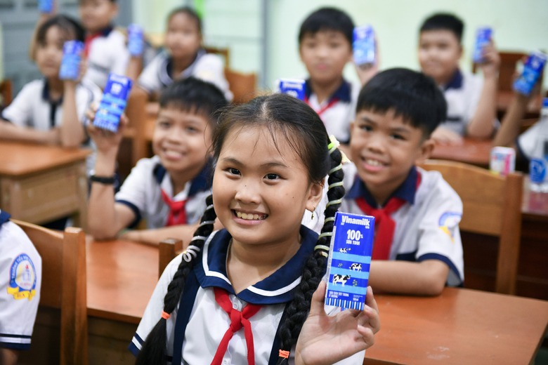 Các em học sinh khám phá tủ sách mới do Vinamilk trao tặng tại thư viện trường. Các em học sinh khám phá tủ sách mới do Vinamilk trao tặng tại thư viện trường.